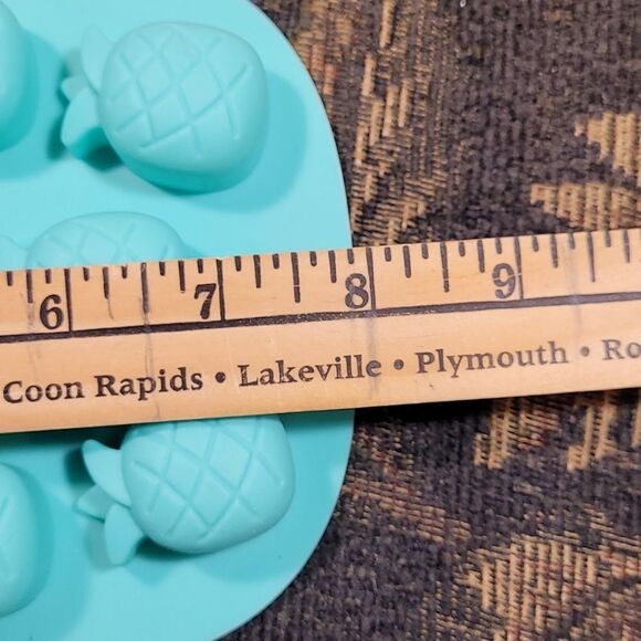 Blush Silicone Pineapple Mold - Picture 4 of 4